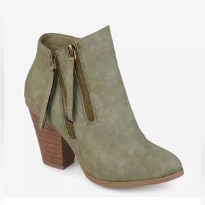 NWOB Journee Collection Women's Vally Stacked Heel Booties Olive 8W